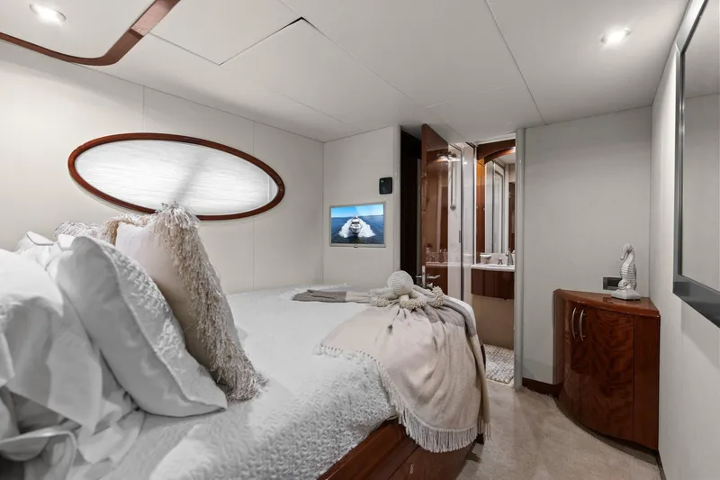 Slide: The Image of Lazzara Yachts 68 FLYBRIDGE 2005 - 82