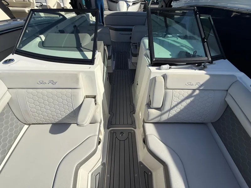 Slide: The Image of Sea Ray SDX 270 Outboard 2021 - 14