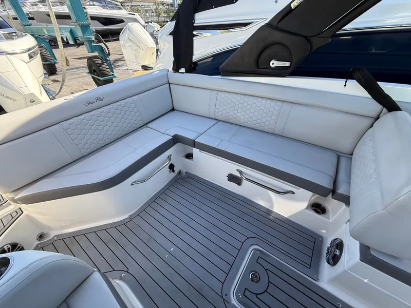 Slide: The Image of Sea Ray SDX 270 Outboard 2021 - 15