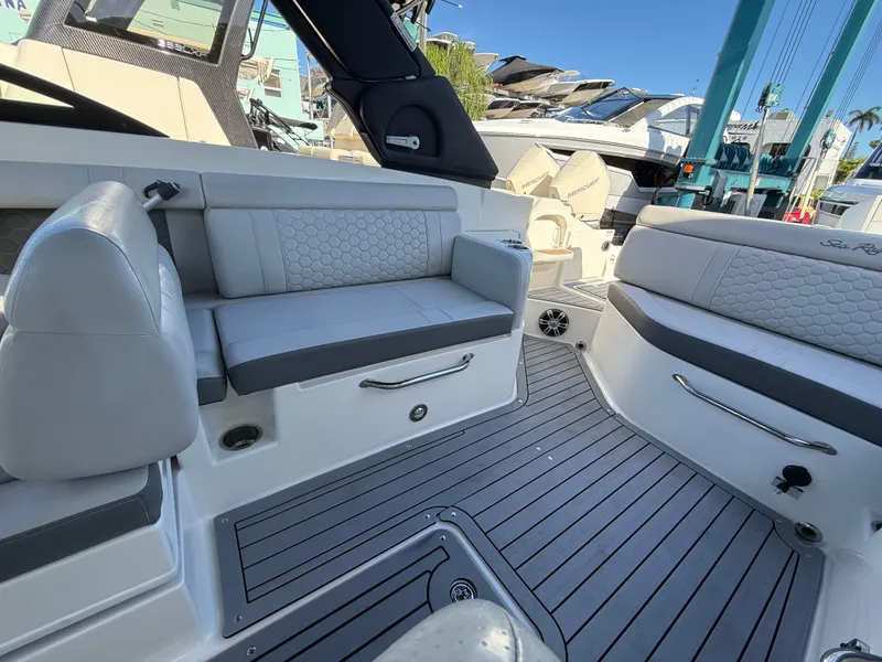 Slide: The Image of Sea Ray SDX 270 Outboard 2021 - 17