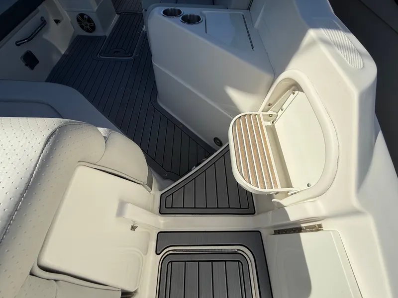 Slide: The Image of Sea Ray SDX 270 Outboard 2021 - 18
