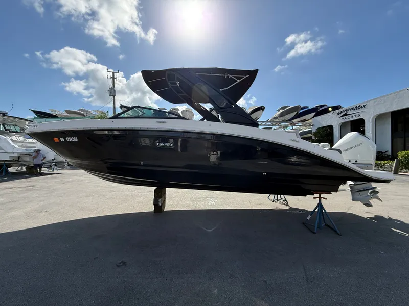 Slide: The Image of Sea Ray SDX 270 Outboard 2021 - 5