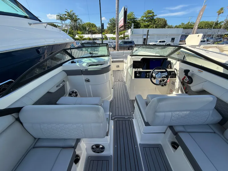 Slide: The Image of Sea Ray SDX 270 Outboard 2021 - 7