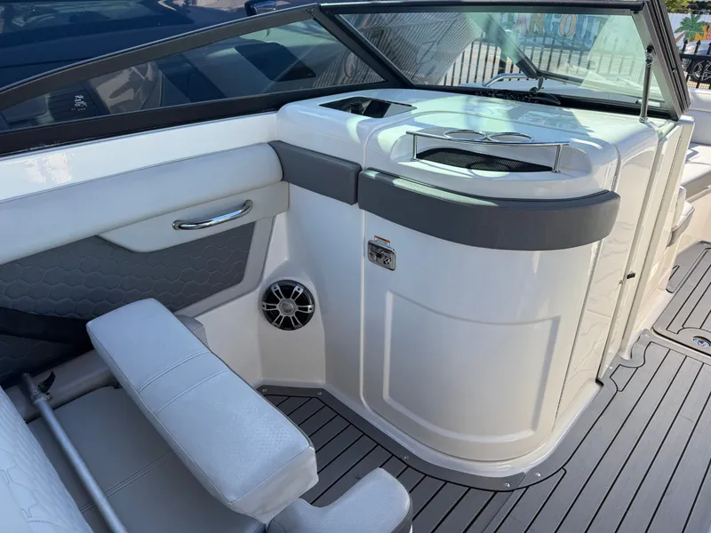 Slide: The Image of Sea Ray SDX 270 Outboard 2021 - 8