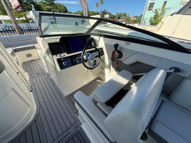 Slide: The Image of Sea Ray SDX 270 Outboard 2021 - 9