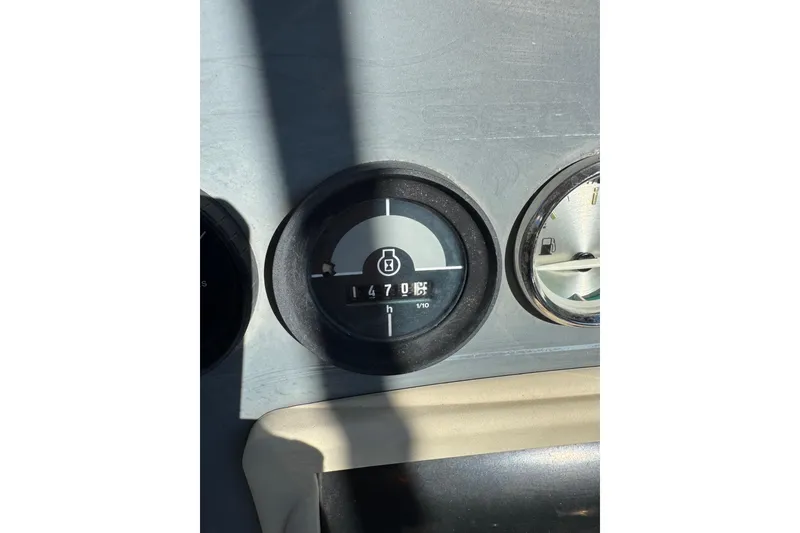 Slide: The Image of Dashboard of 1988 Chris-Craft 215 Sea Hawk showing hour meter reading 1470.6 hours. - 28