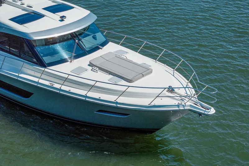 Slide: The Image of 2021 Riviera 575 Suv - Image 15 - 14