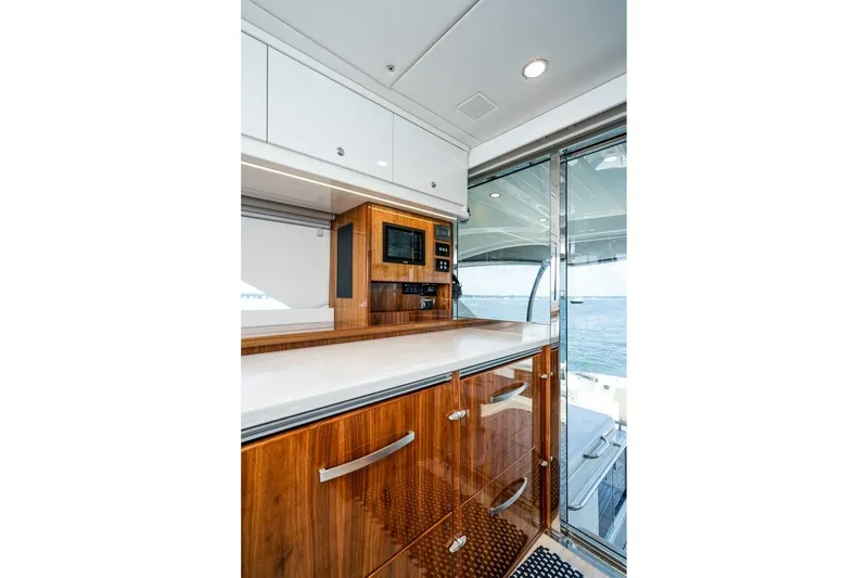 Slide: The Image of 2021 Riviera 575 Suv - Image 22 - 21