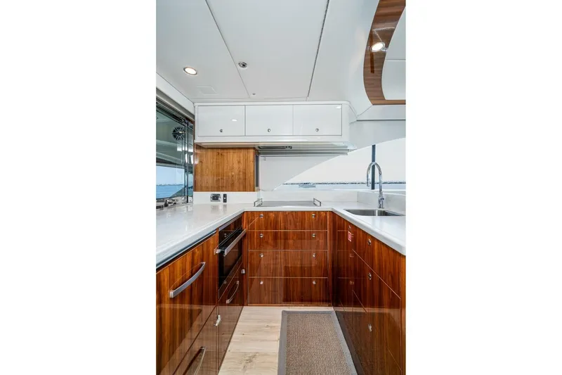 Slide: The Image of 2021 Riviera 575 Suv - Image 24 - 23