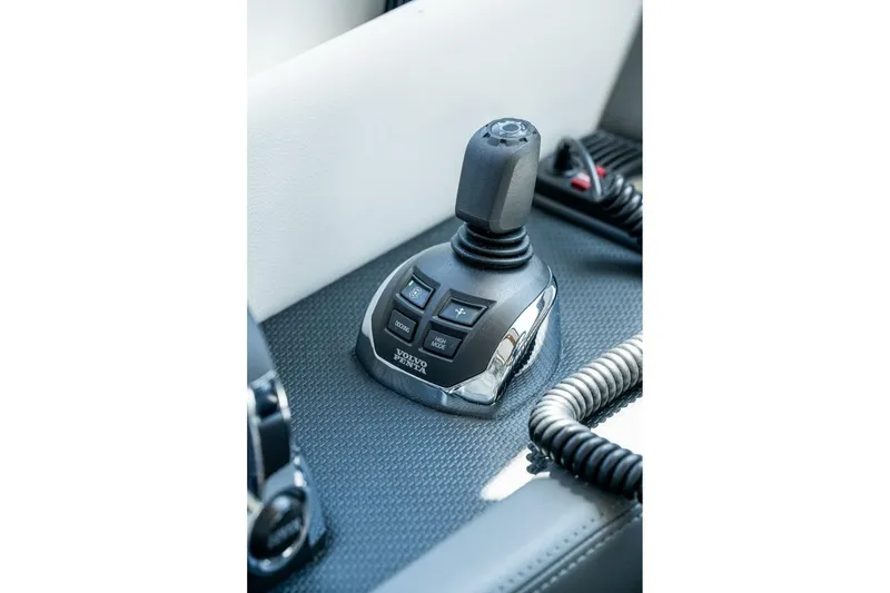 Slide: The Image of 2021 Riviera 575 Suv - Image 32 - 31