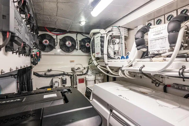 Slide: The Image of 2021 Riviera 575 Suv - Image 44 - 43