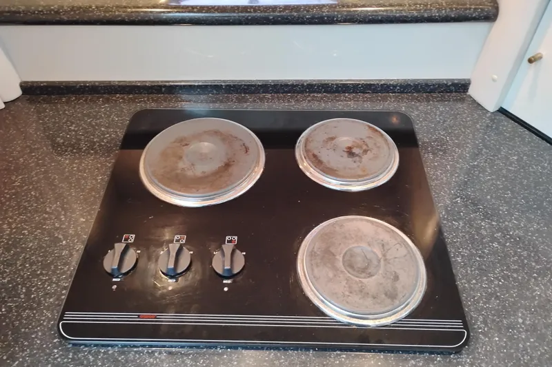Slide: The Image of Electric stovetop with three burners on a Maxum 4100 SCA, 2001 model yacht. - 28