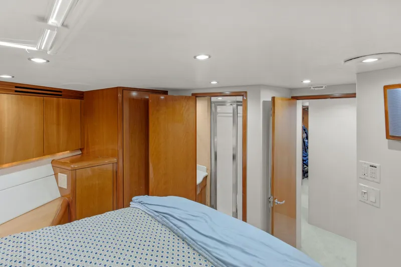 Slide: The Image of Interior of 2003 Hatteras 60 Convertible yacht. - 47