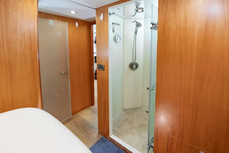Slide: The Image of Johnson 93 Flybridge 2017 - 100