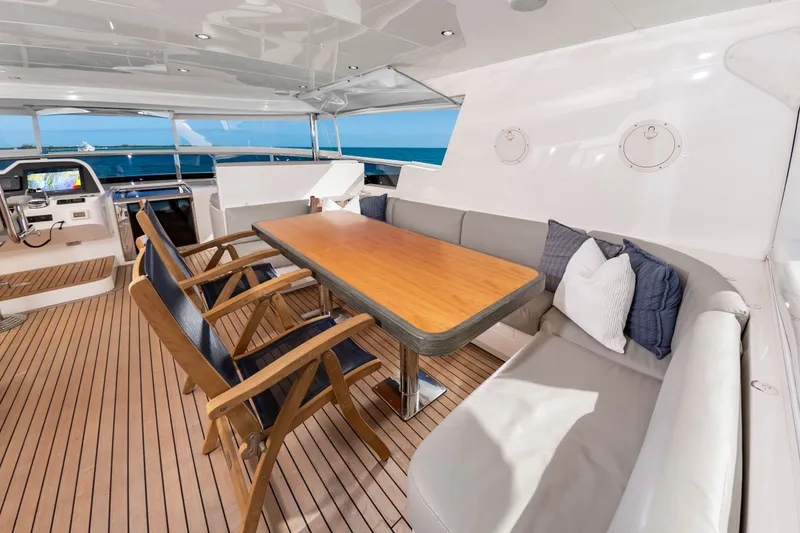 Slide: The Image of Johnson 93 Flybridge 2017 - 11