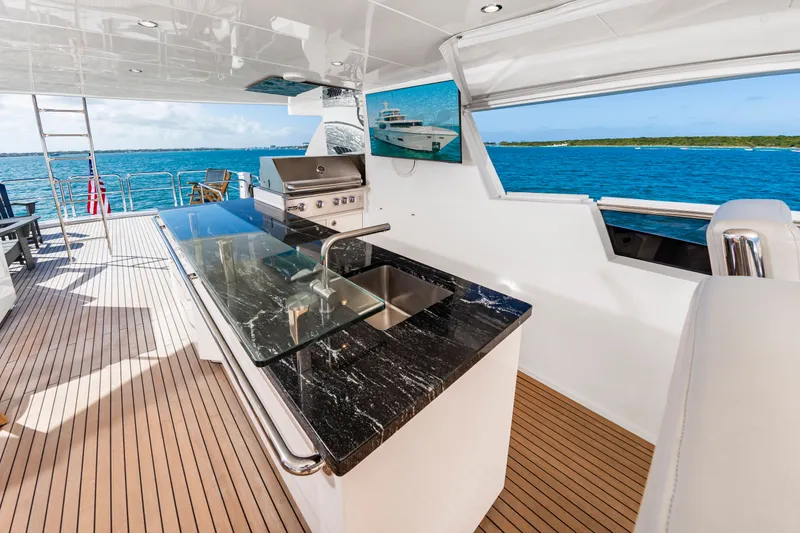 Slide: The Image of Johnson 93 Flybridge 2017 - 12