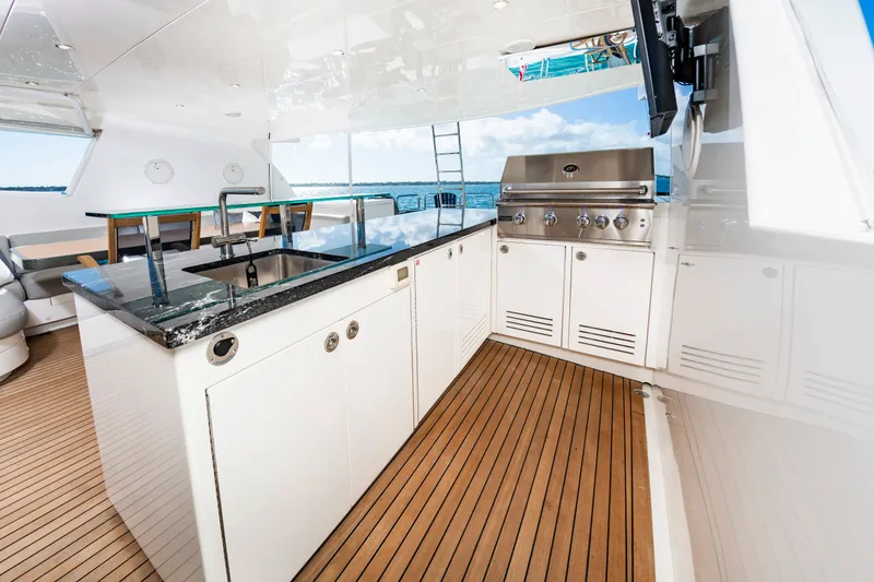 Slide: The Image of Johnson 93 Flybridge 2017 - 13