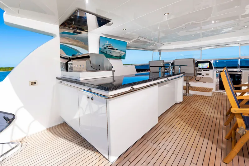 Slide: The Image of Johnson 93 Flybridge 2017 - 14