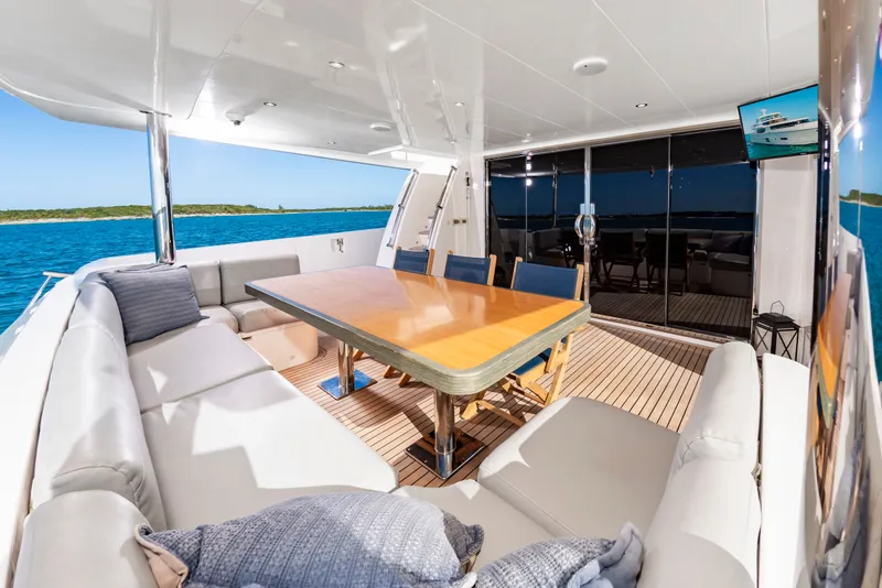 Slide: The Image of Johnson 93 Flybridge 2017 - 19