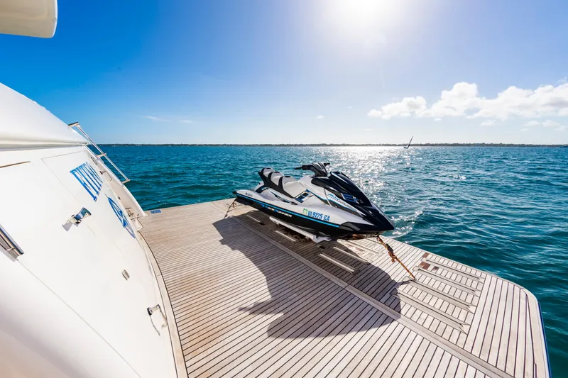 Slide: The Image of Johnson 93 Flybridge 2017 - 23