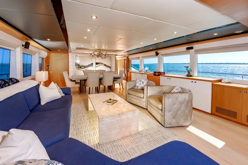 Slide: The Image of Johnson 93 Flybridge 2017 - 25