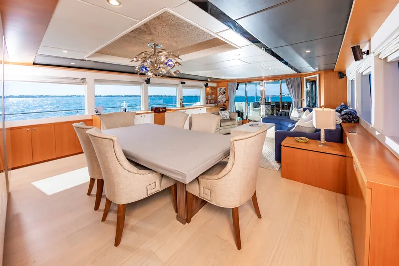 Slide: The Image of Johnson 93 Flybridge 2017 - 28