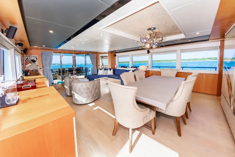 Slide: The Image of Johnson 93 Flybridge 2017 - 29