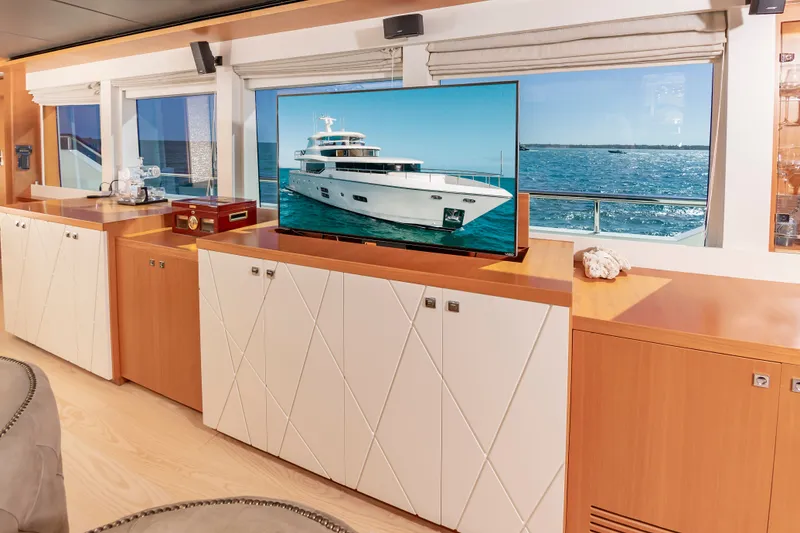 Slide: The Image of Johnson 93 Flybridge 2017 - 30