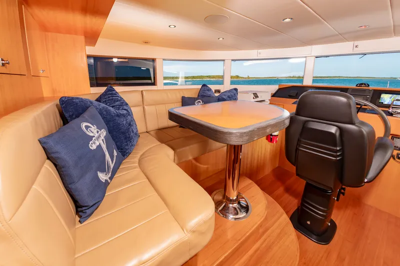 Slide: The Image of Johnson 93 Flybridge 2017 - 40