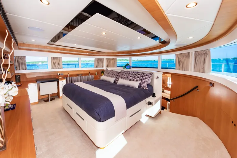 Slide: The Image of Johnson 93 Flybridge 2017 - 43