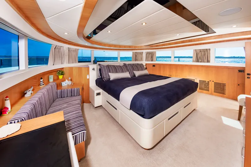 Slide: The Image of Johnson 93 Flybridge 2017 - 44