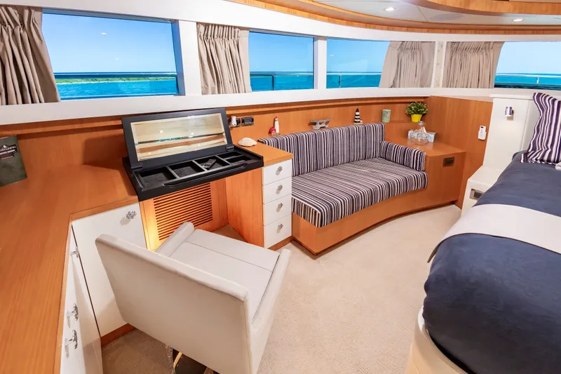 Slide: The Image of Johnson 93 Flybridge 2017 - 45