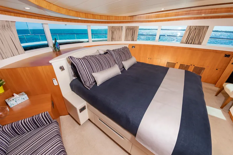 Slide: The Image of Johnson 93 Flybridge 2017 - 47