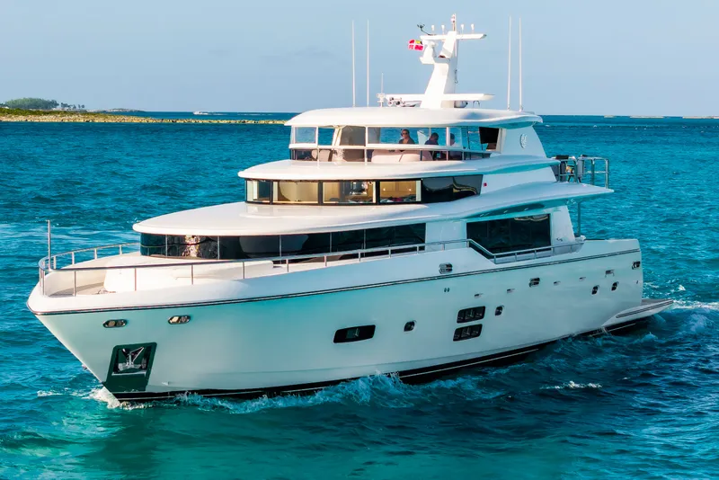 Slide: The Image of Johnson 93 Flybridge 2017 - 5