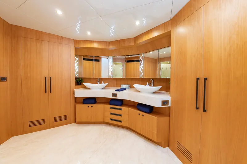 Slide: The Image of Johnson 93 Flybridge 2017 - 50