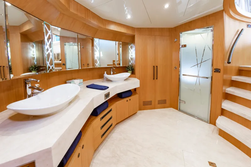 Slide: The Image of Johnson 93 Flybridge 2017 - 51