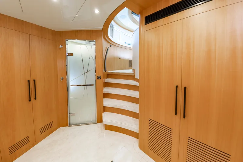 Slide: The Image of Johnson 93 Flybridge 2017 - 52