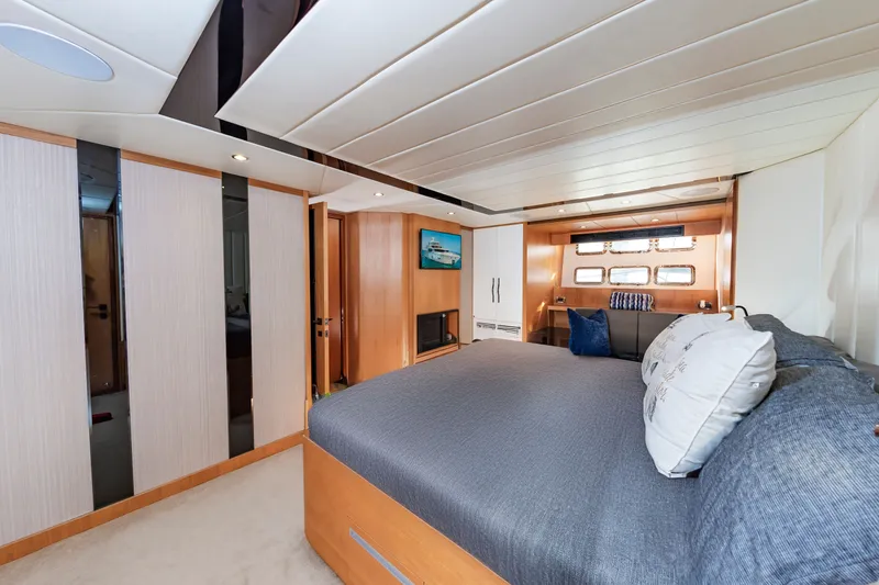 Slide: The Image of Johnson 93 Flybridge 2017 - 60