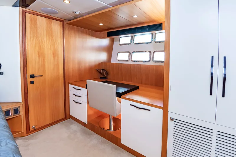 Slide: The Image of Johnson 93 Flybridge 2017 - 61