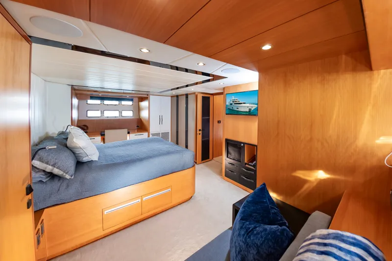 Slide: The Image of Johnson 93 Flybridge 2017 - 65