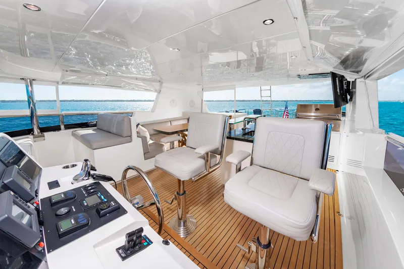 Slide: The Image of Johnson 93 Flybridge 2017 - 8