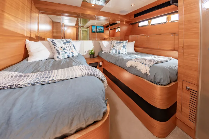 Slide: The Image of Johnson 93 Flybridge 2017 - 81
