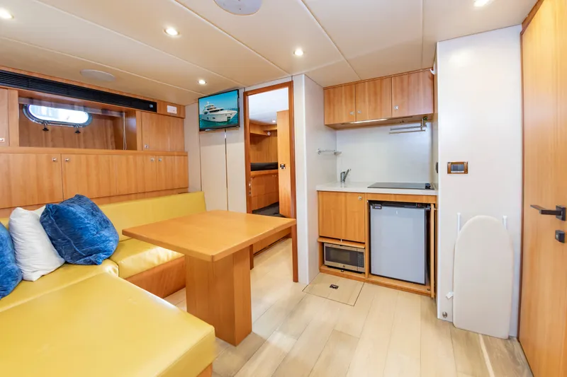 Slide: The Image of Johnson 93 Flybridge 2017 - 88