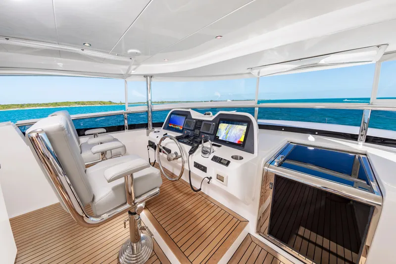 Slide: The Image of Johnson 93 Flybridge 2017 - 9