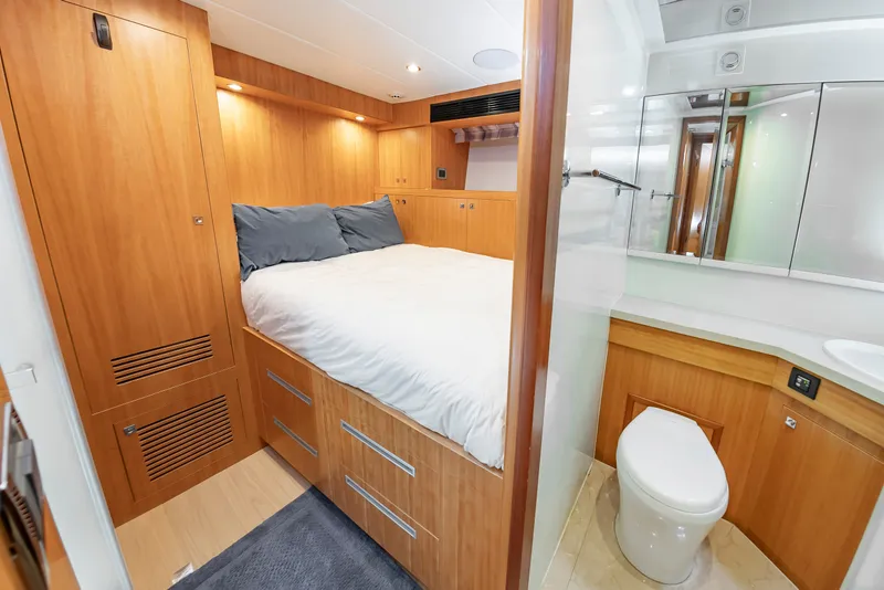 Slide: The Image of Johnson 93 Flybridge 2017 - 97