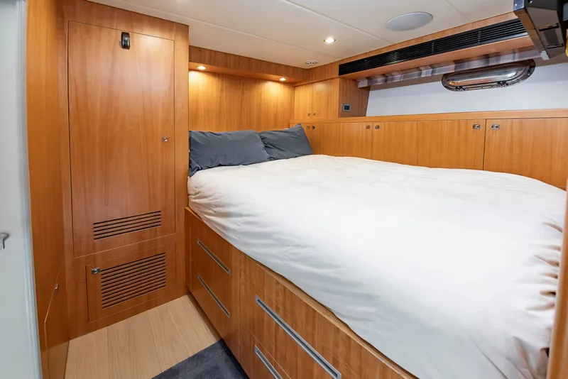 Slide: The Image of Johnson 93 Flybridge 2017 - 98