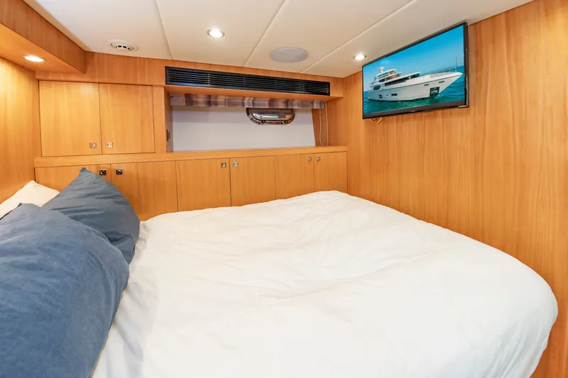 Slide: The Image of Johnson 93 Flybridge 2017 - 99