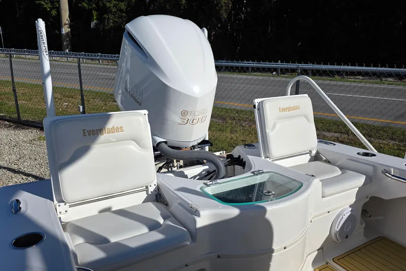 Slide: The Image of 2018 Everglades 243 Center Console boat with Yamaha 300 outboard engine, featuring comfortable seating. - 7