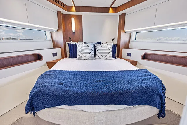 Slide: The Image of Azimut Fly 72 2026 - 30