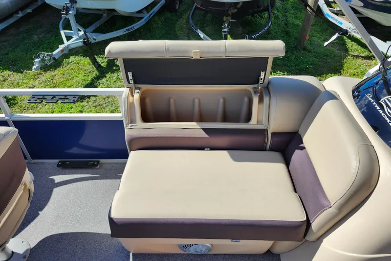Slide: The Image of 2018 Sun Tracker Fishin' Barge 22 DLX with open storage compartment on deck. - 25